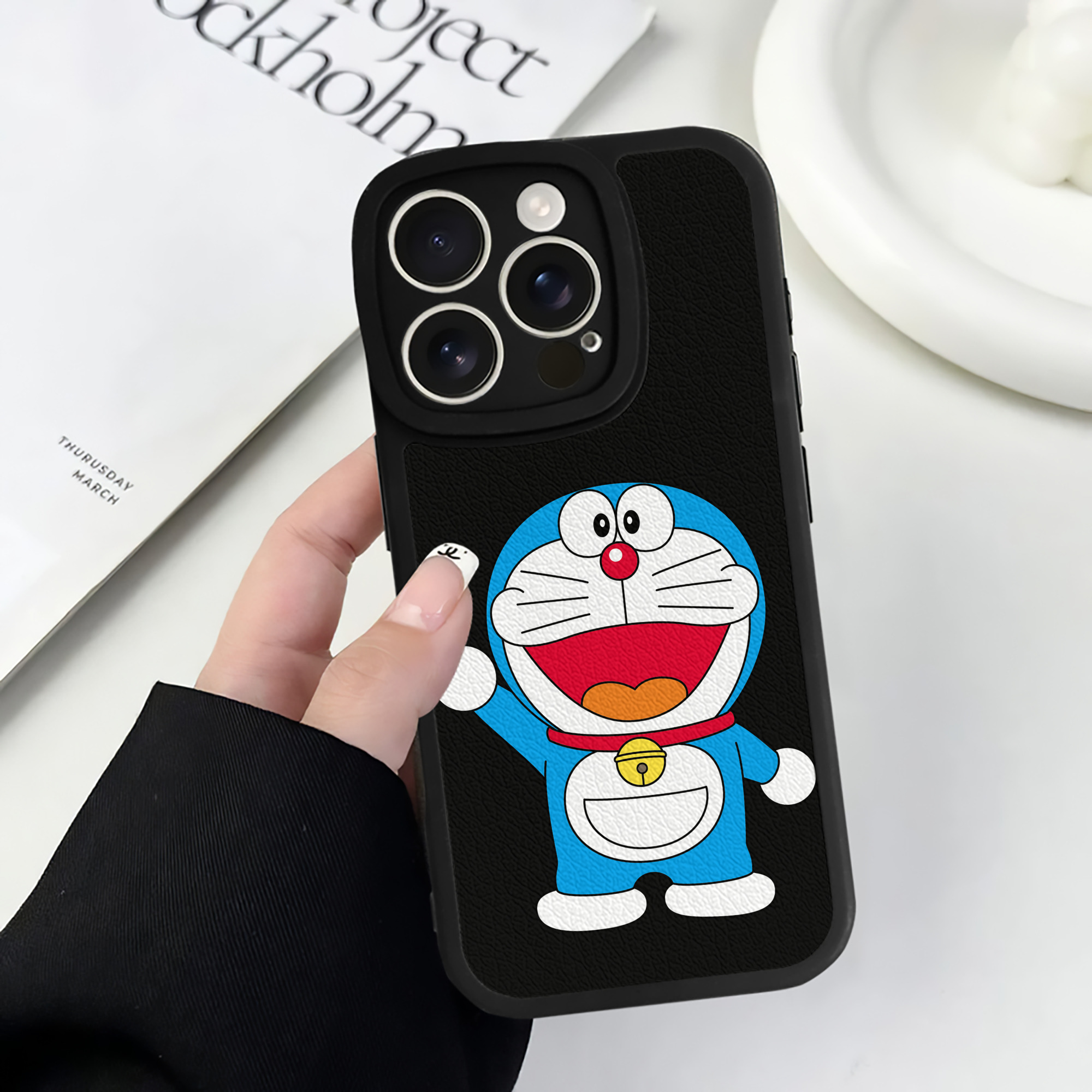 （画像用） ドラえもん Doraemon 【iPhone 16シリーズ対応】シリコンスマホケース（レザー調） 材質：シリコン
